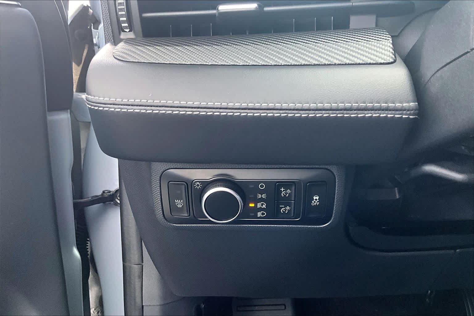 Used 2024 Glacier Gray Metallic TriCoat Ford Select image 32