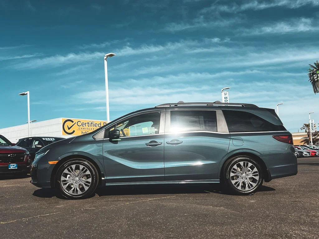 New 2026 Smoke Blue Pearl Honda Touring image 3