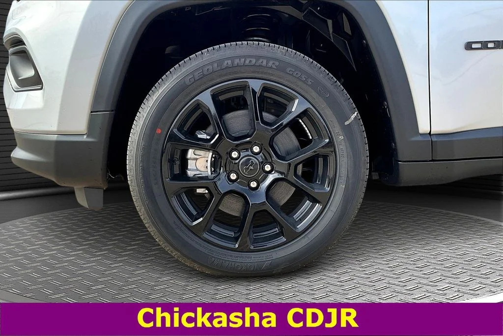 New 2026 Silver Zynith Metallic Clearcoat Jeep Latitude image 10
