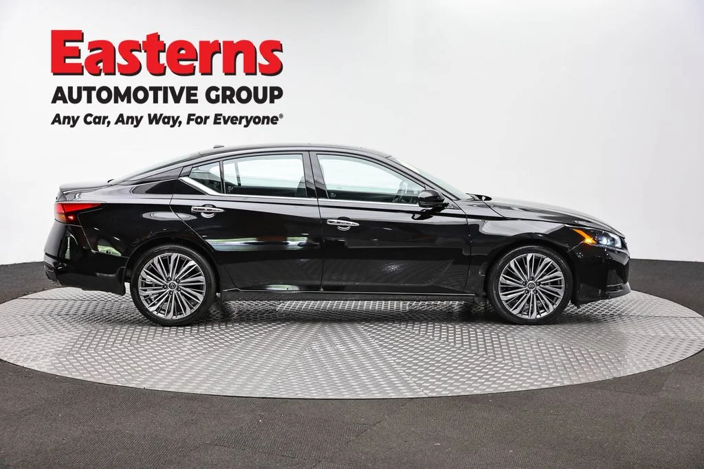 Used 2023 Black Nissan 2.5 SL image 4