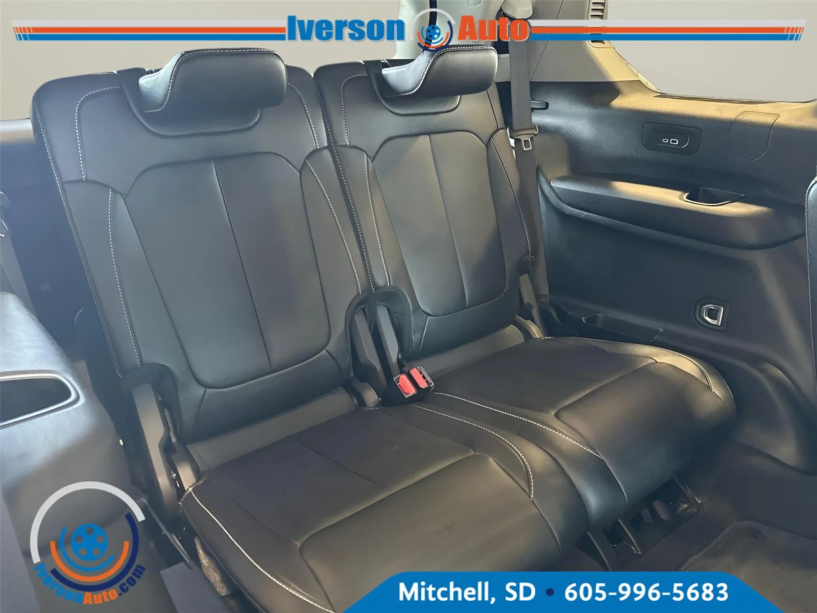 Used 2023 Diamond Black Crystal Pearlcoat Jeep Limited image 34