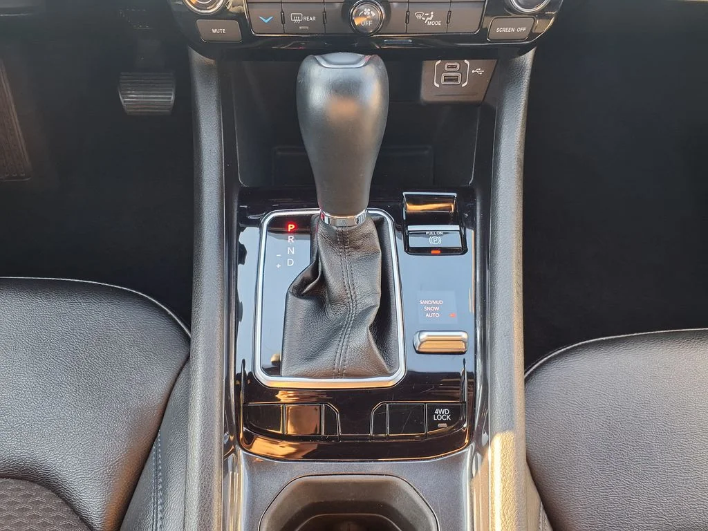 Used 2025 White Jeep Latitude image 28