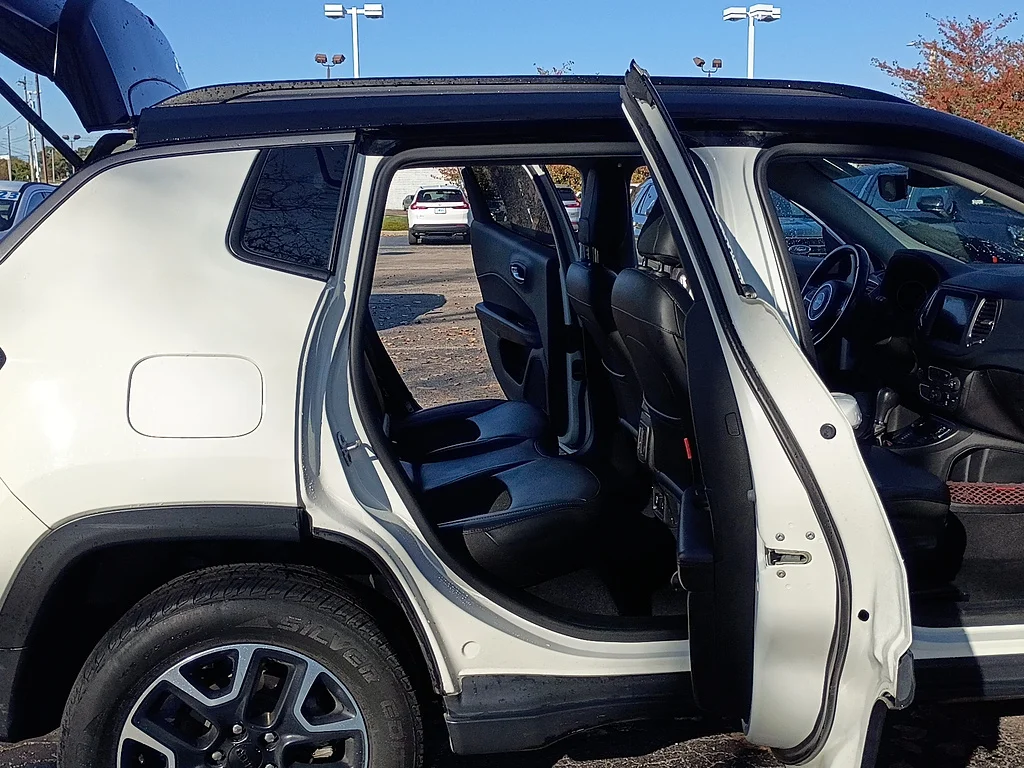 Used 2019 White Clear Coat Jeep Trailhawk image 15