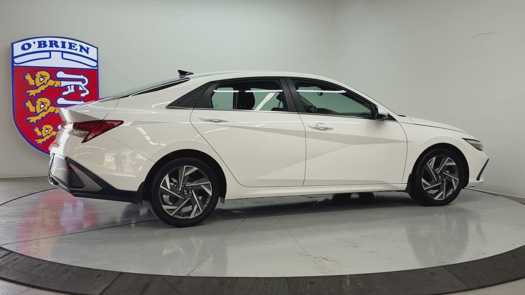 Used 2025 White Hyundai SEL Convenience image 4