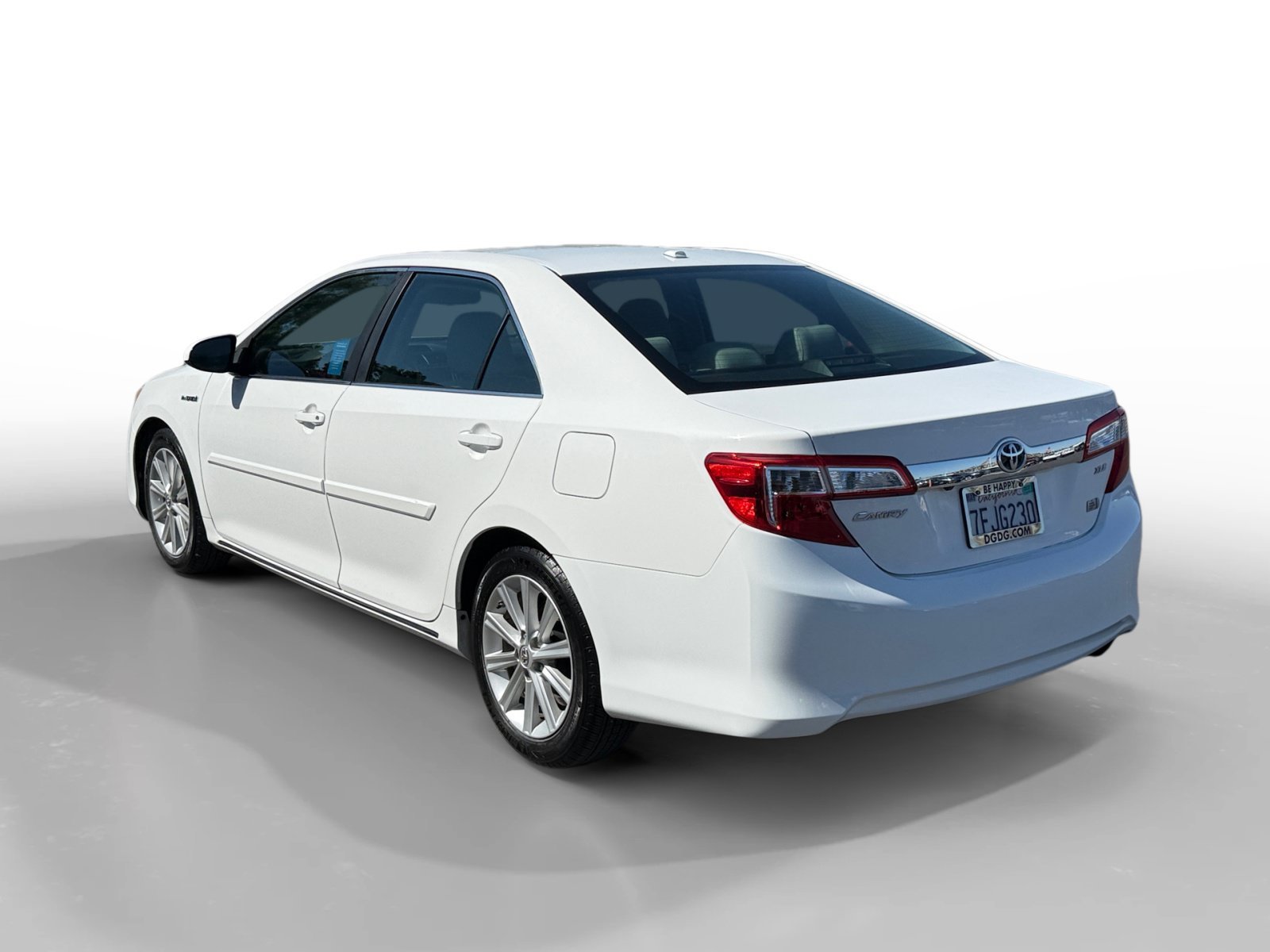 Used 2014 Super White Toyota XLE image 3
