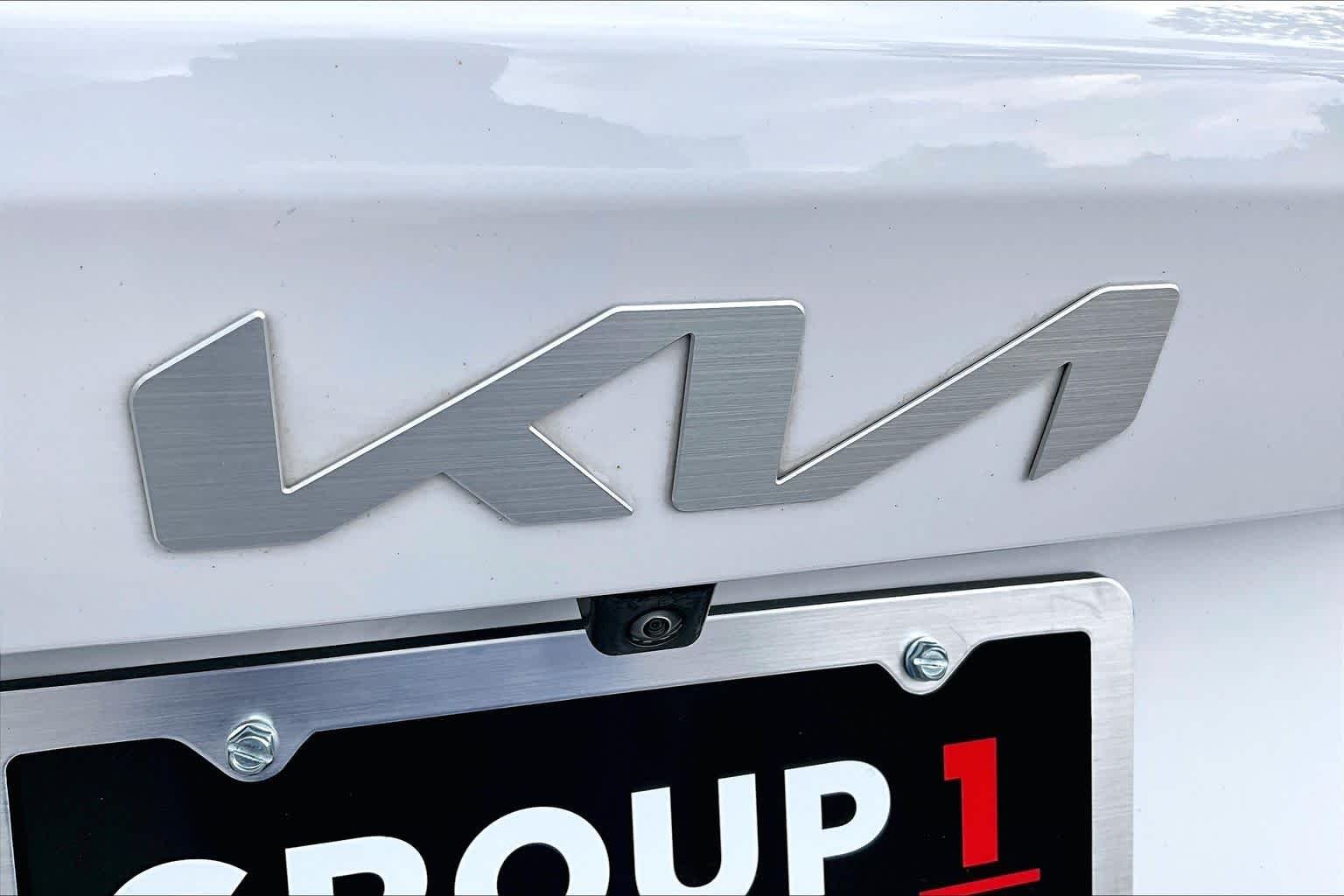 Used 2024 Glacial White Pearl Kia X-Line EX image 15