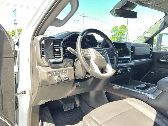 Used 2024 White GMC SLT image 30