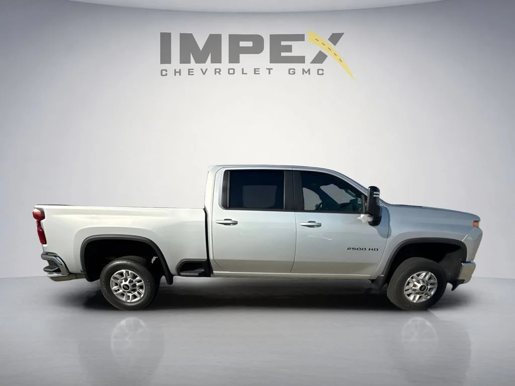 Used 2023 Silver Ice Metallic Chevrolet LT image 6
