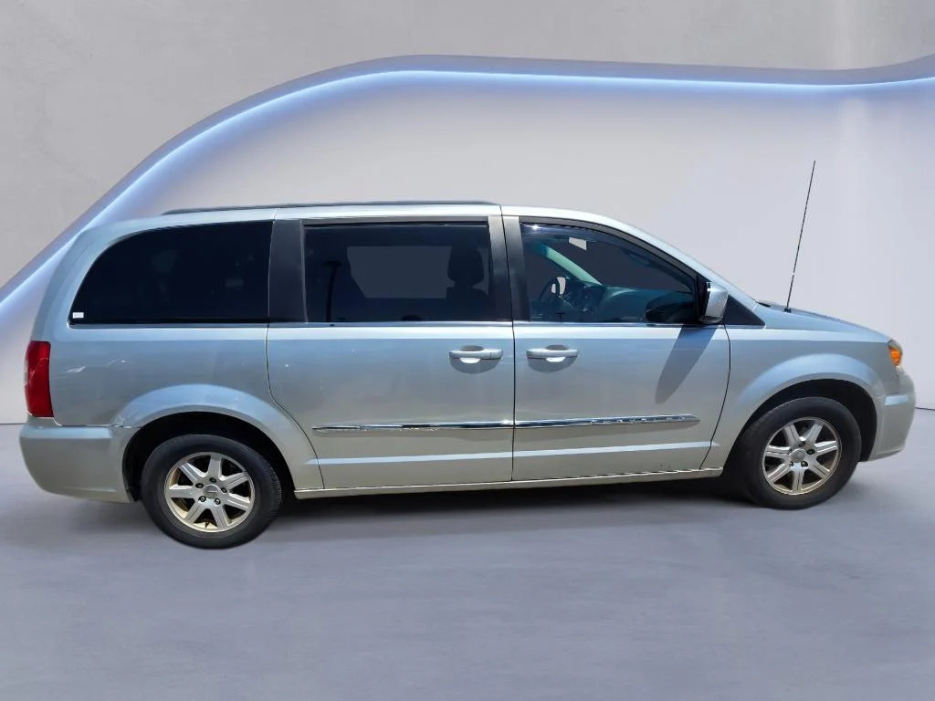 Used 2011 Bright Silver Metallic Clearcoat Chrysler Touring image 6