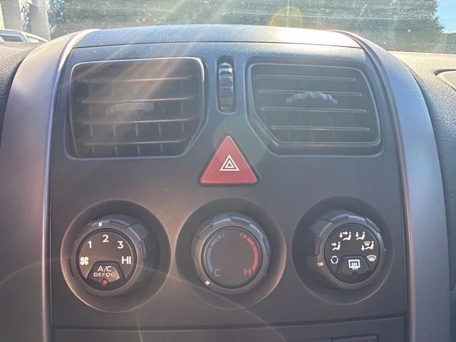 Used 2006 Blue Pontiac Base image 27
