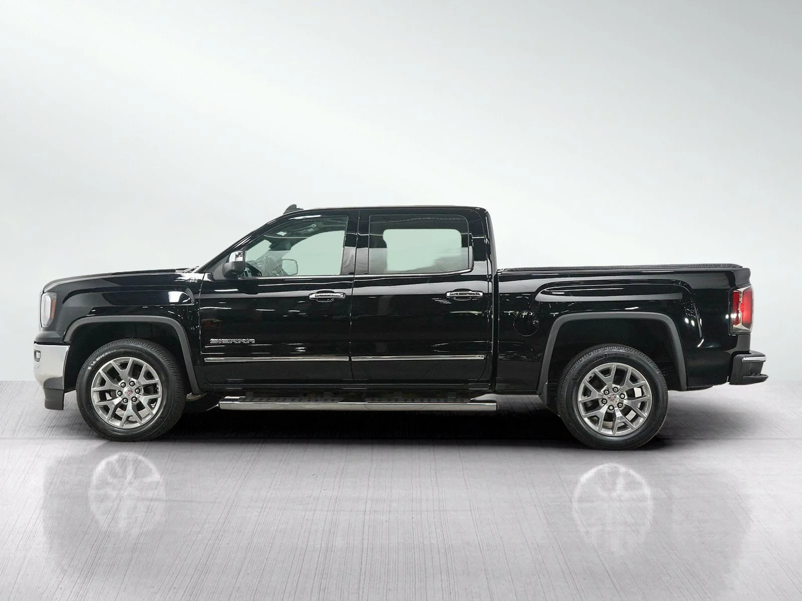 Used 2018 GMC Sierra 1500 SLT with VIN 3GTU2NEC0JG338409 for sale in Roseville, Minnesota