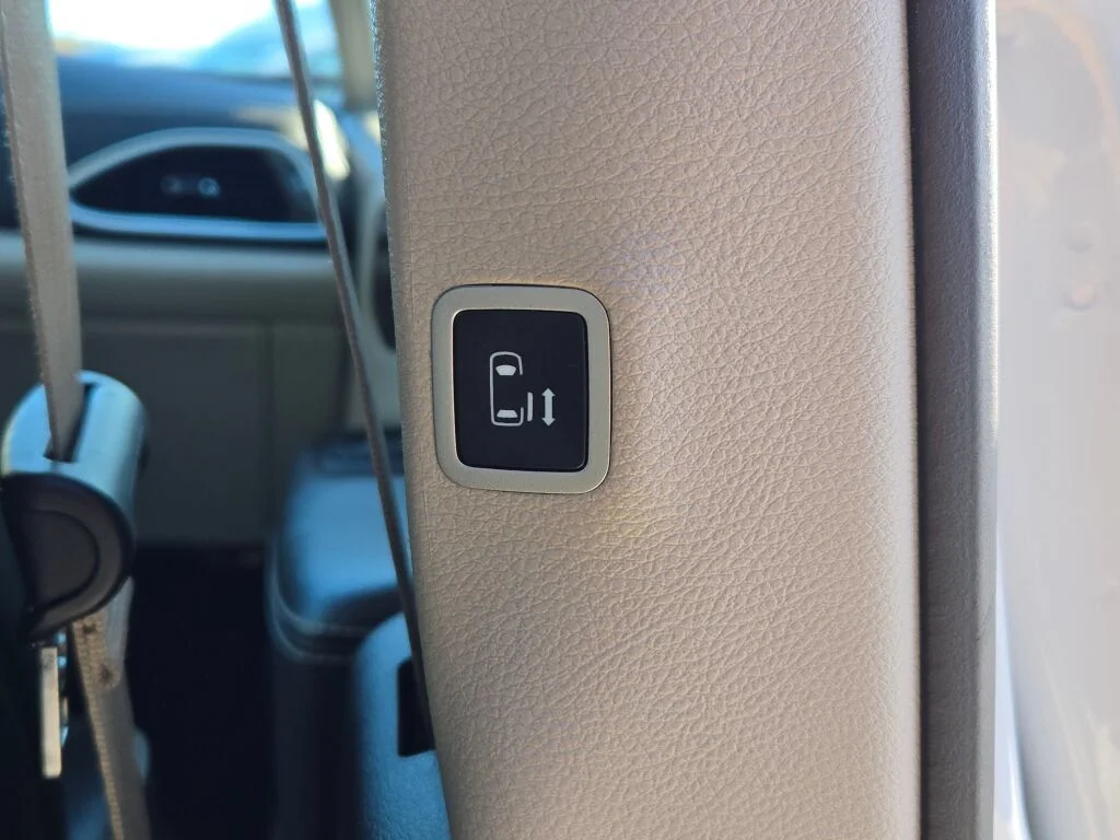 Used 2024 White Chrysler Limited image 12