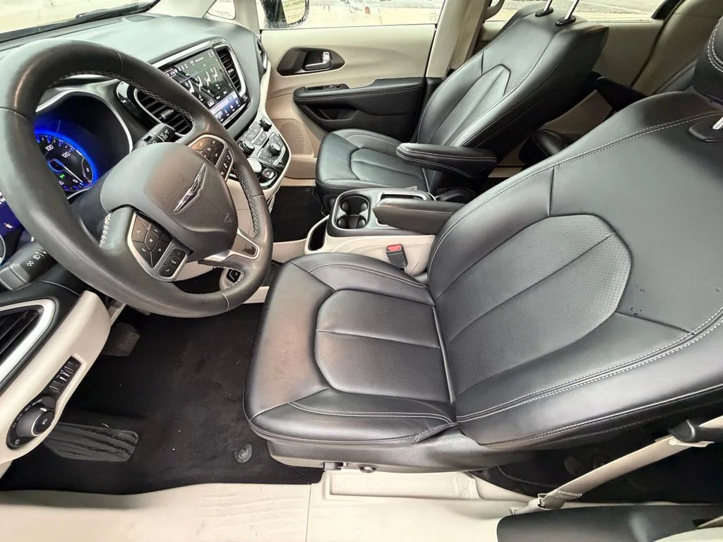 Used 2024 White Chrysler Touring L image 10