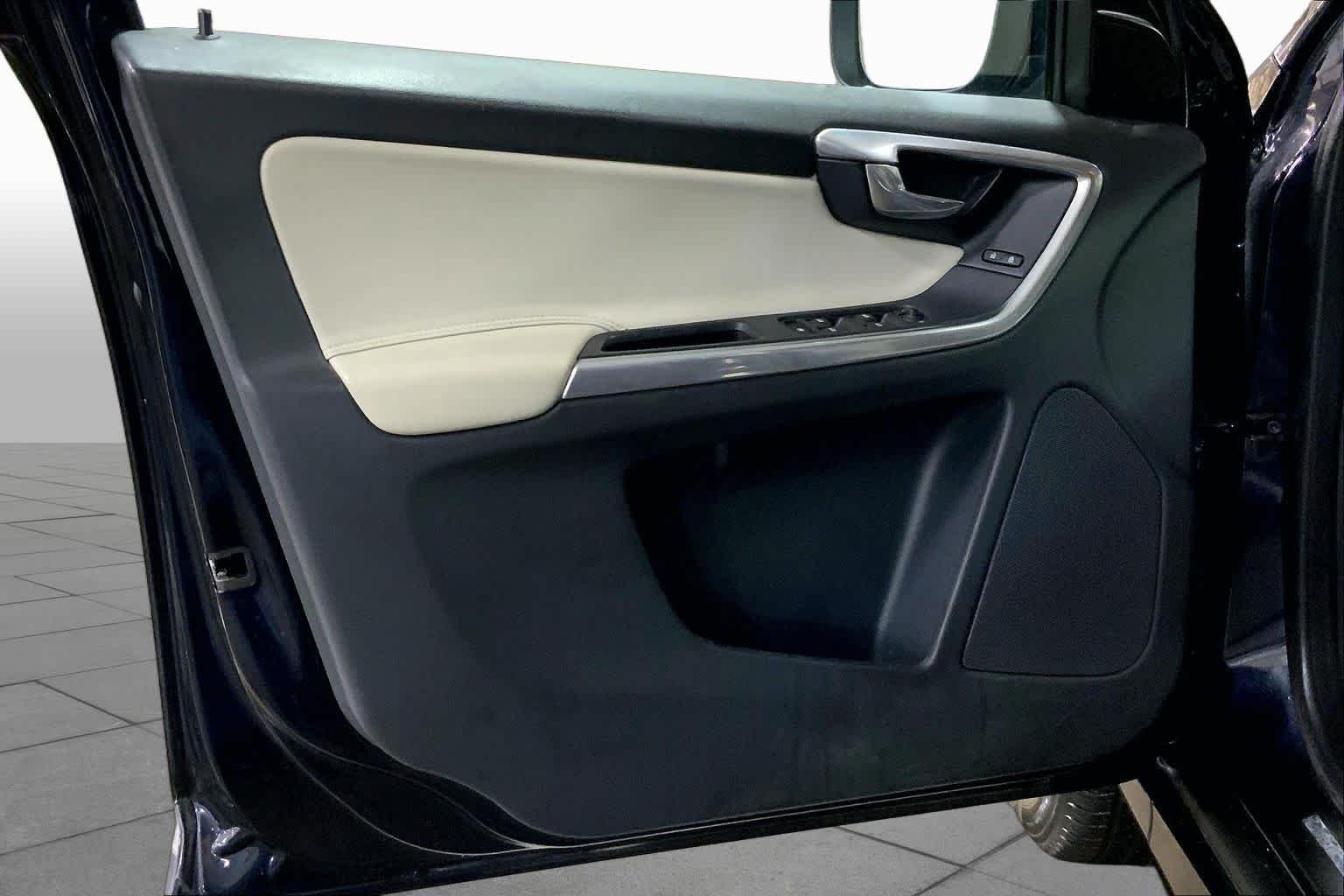 Used 2017 Magic Blue Metallic Volvo Dynamic image 22