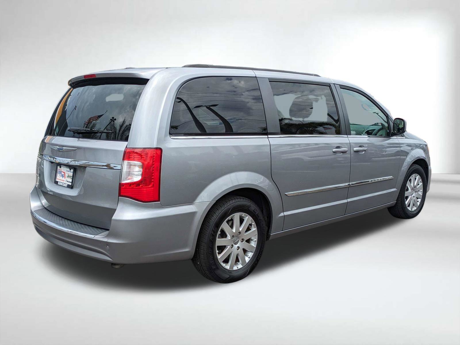 Used 2014 Silver Chrysler Touring image 4
