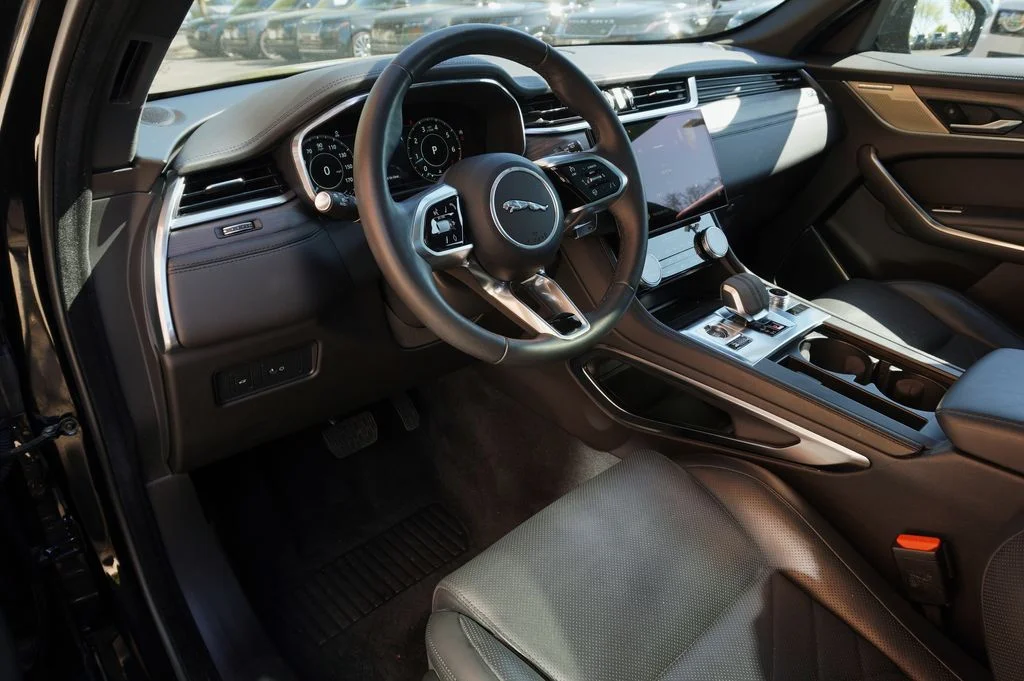 Used 2023  Jaguar P250 S image 12