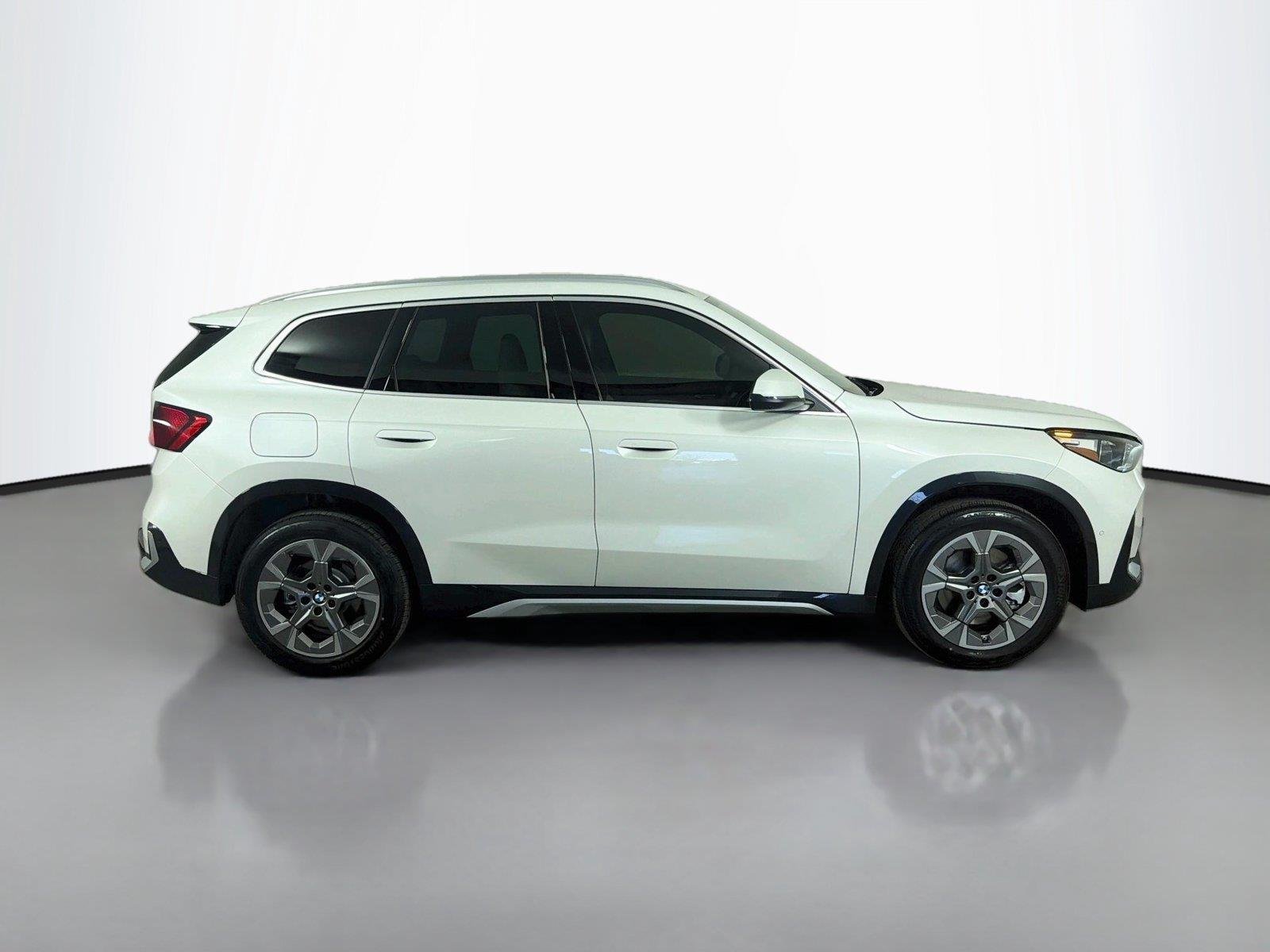 New 2026 Mineral White Metallic BMW xDrive28i image 4