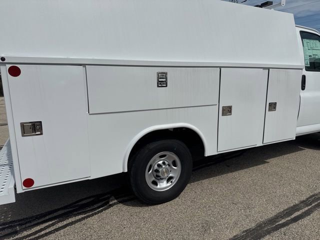 New 2025 Summit White Chevrolet 1WT image 6