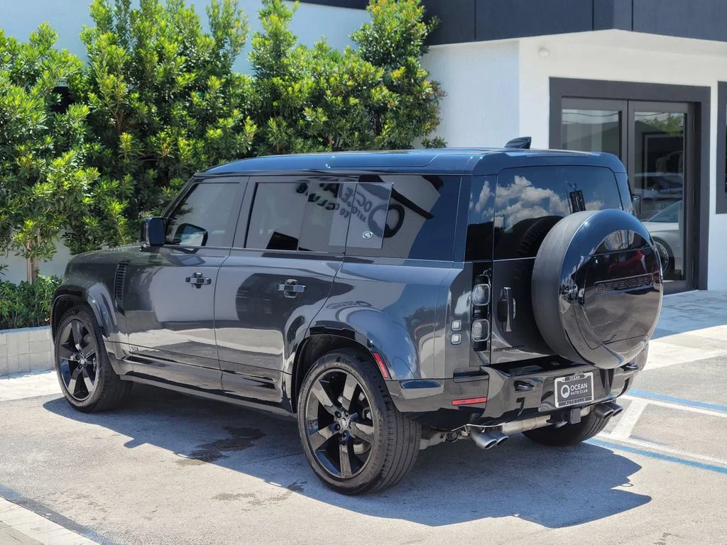 Used 2023  Land Rover V8 image 3