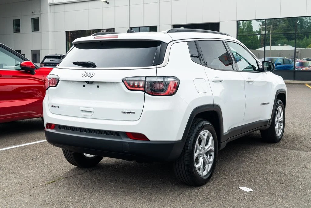 Used 2024 White Jeep Latitude image 7