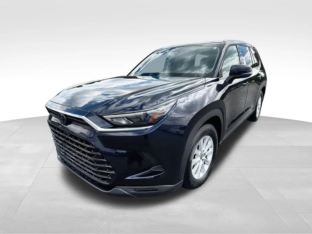 Used 2024  Toyota XLE image 4