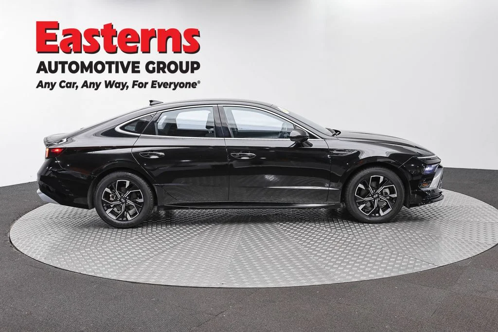 Used 2024 Black Hyundai SEL image 4