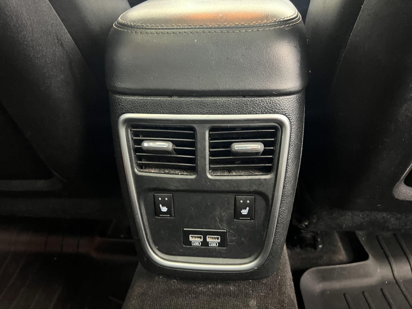 2016 Chrysler 300 C - Photo 15