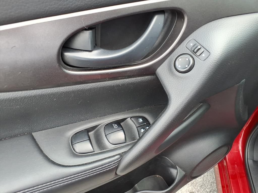 Used 2018 Ruby Nissan S image 16