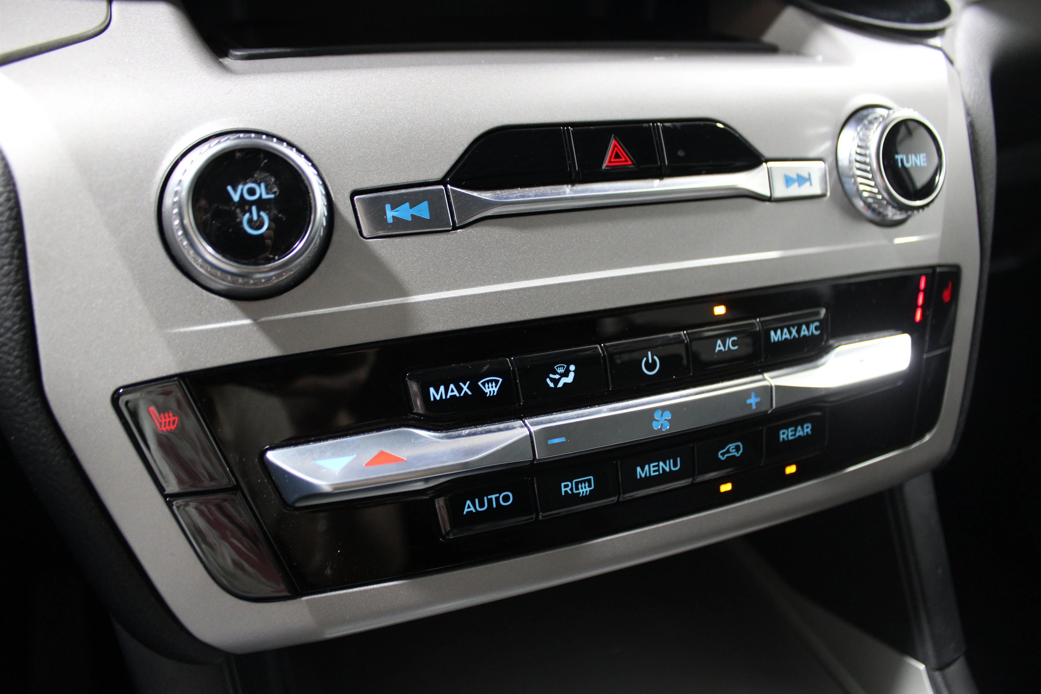 2023 Ford Explorer XLT - Photo 16