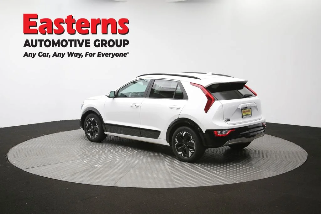 Used 2023 White Kia Wind image 63