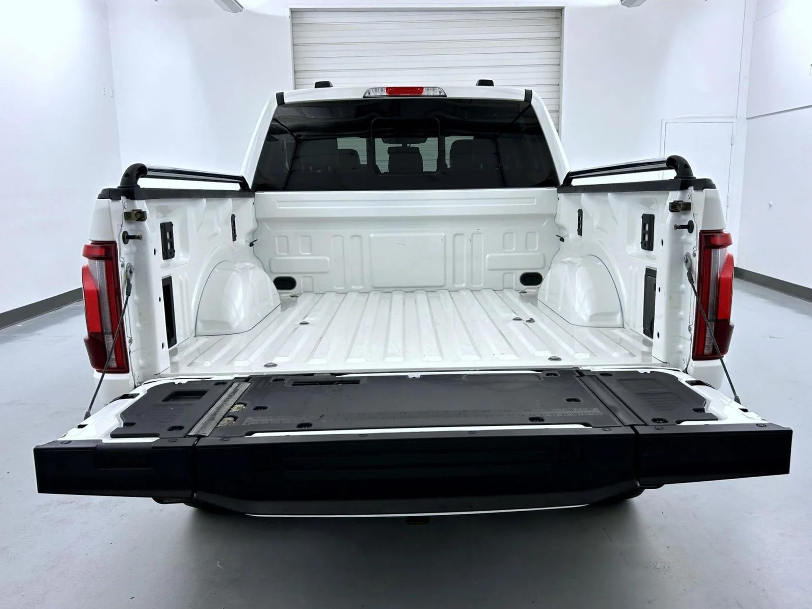 Used 2025 White Ford Lariat image 22