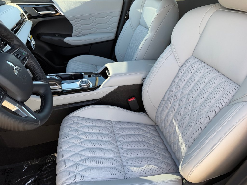 New 2026 White Diamond Mitsubishi SEL image 27