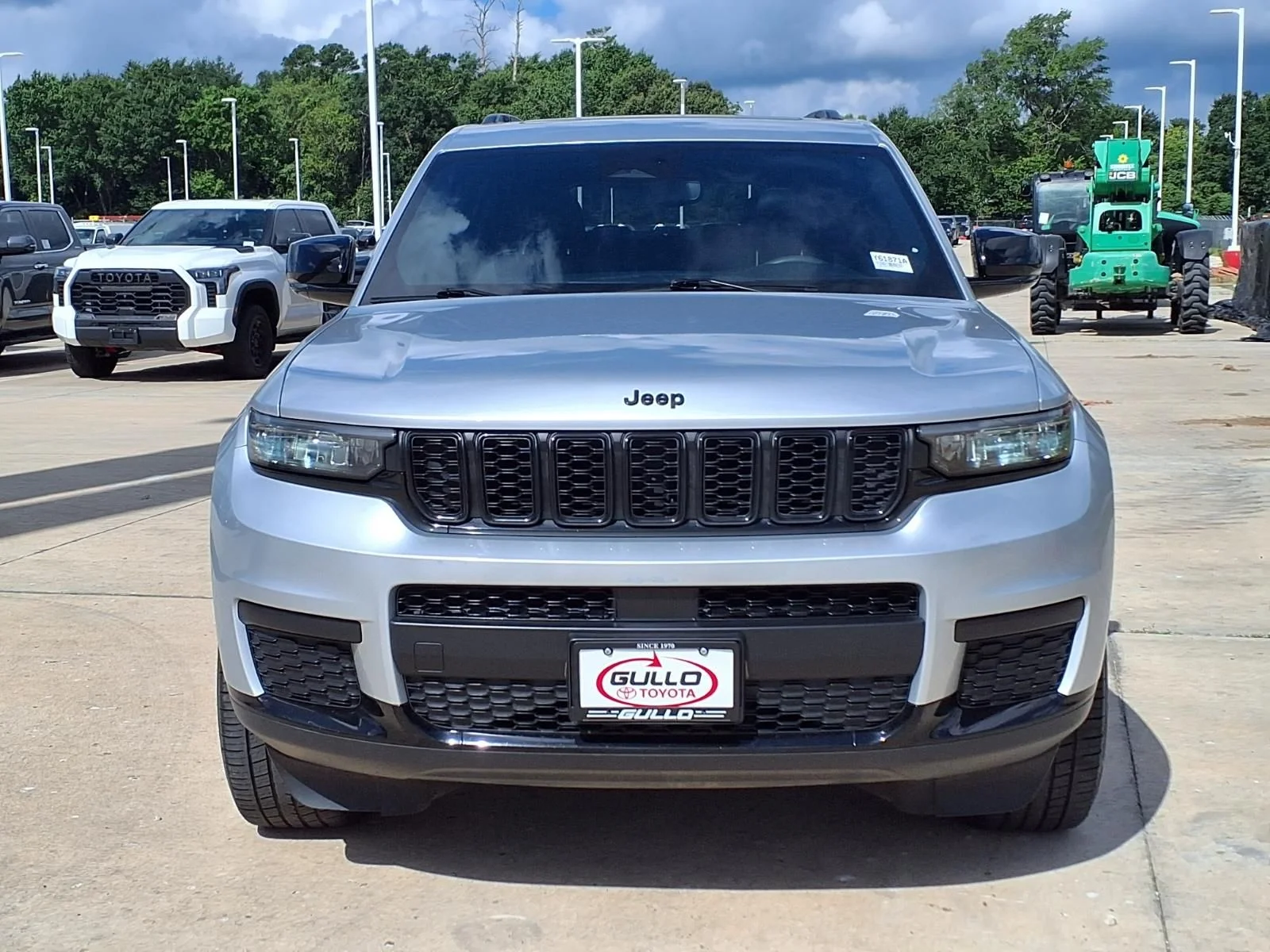 Used 2023 Silver Jeep Altitude image 4