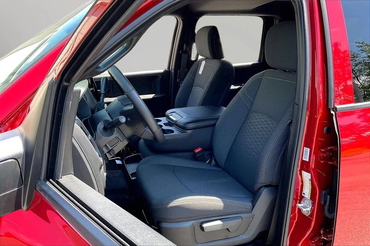 New 2026 Molten Red Pearl-Coat Exterior Paint RAM Tradesman image 19