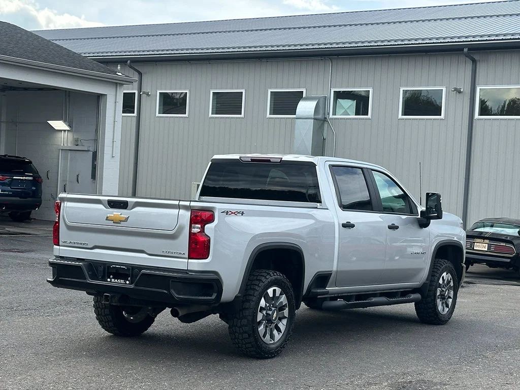 Used 2022 Silver Chevrolet Custom image 12