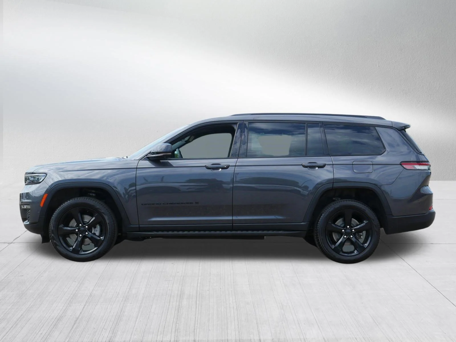 Used 2025 Baltic Gray Metallic Clearcoat Jeep Limited image 4