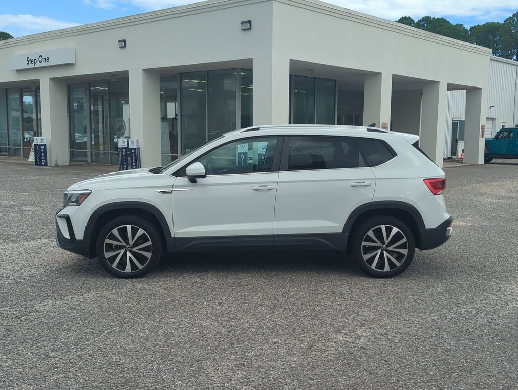 Used 2022 White Volkswagen 1.5T SE image 4