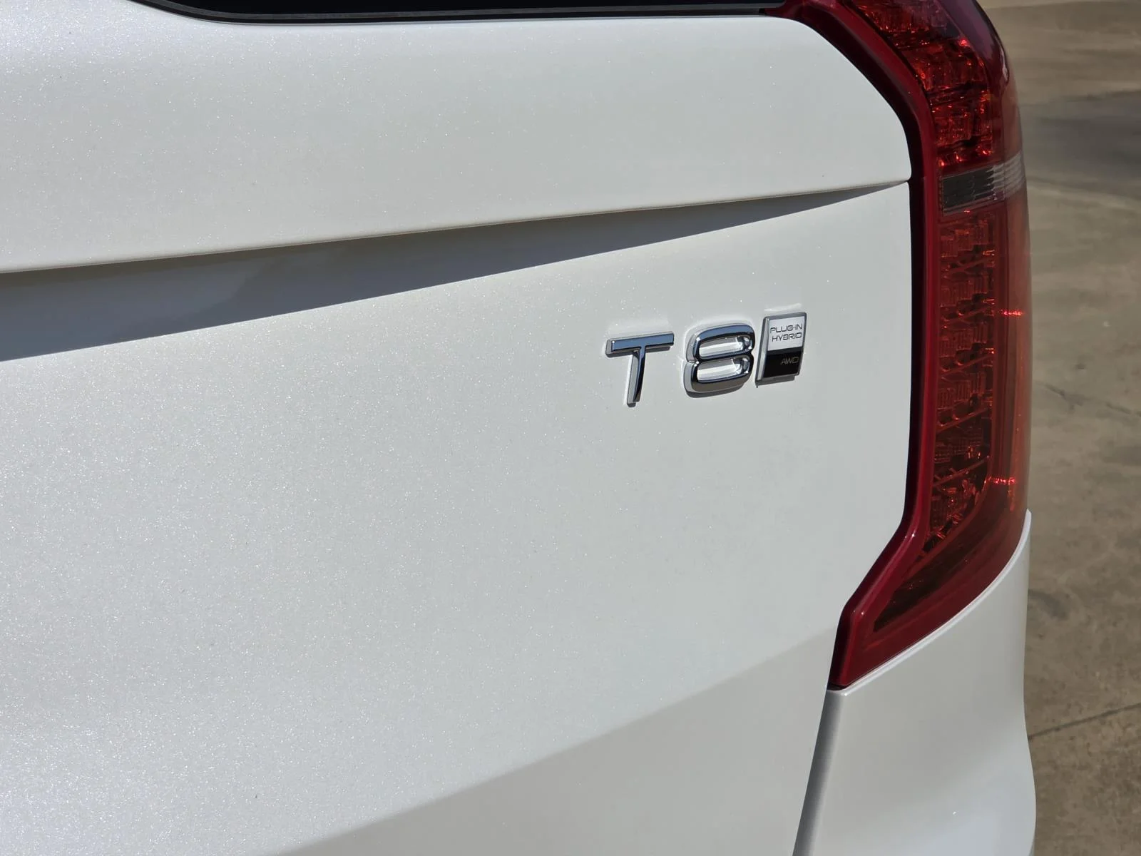 Used 2025 Crystal White Metallic Volvo Ultra image 9