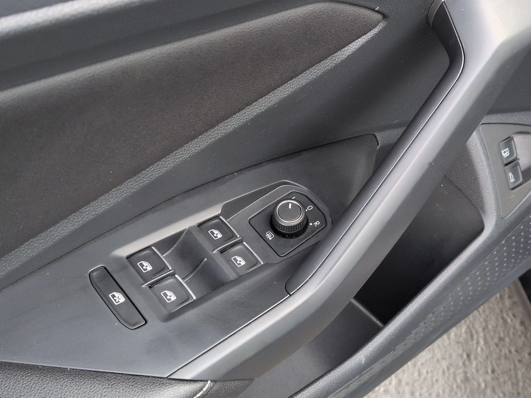 Used 2024 Deep Black Pearl Volkswagen SE w/Sunroof image 13