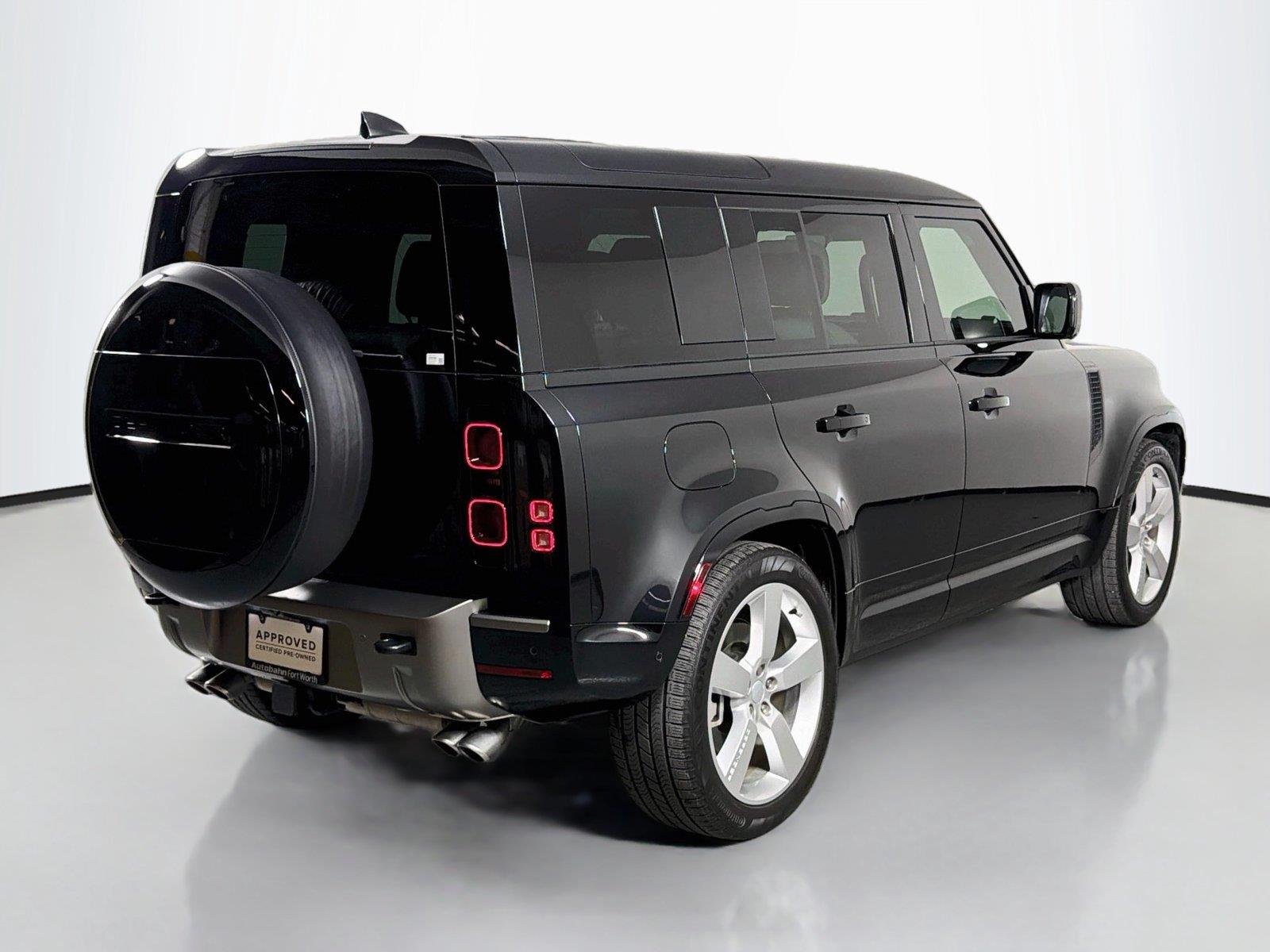 Certified Used 2025 Santorini Black Land Rover X-Dynamic SE P500 V8 image 5