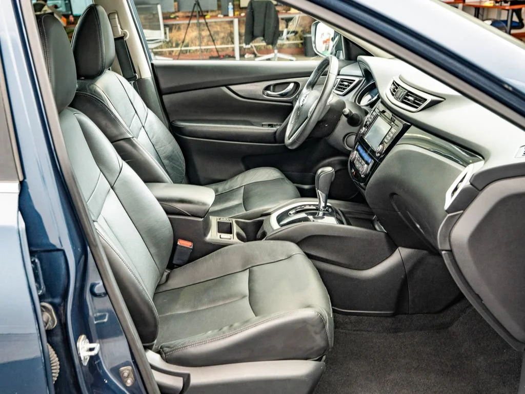 Used 2015 Arctic Blue Metallic Nissan SL image 24