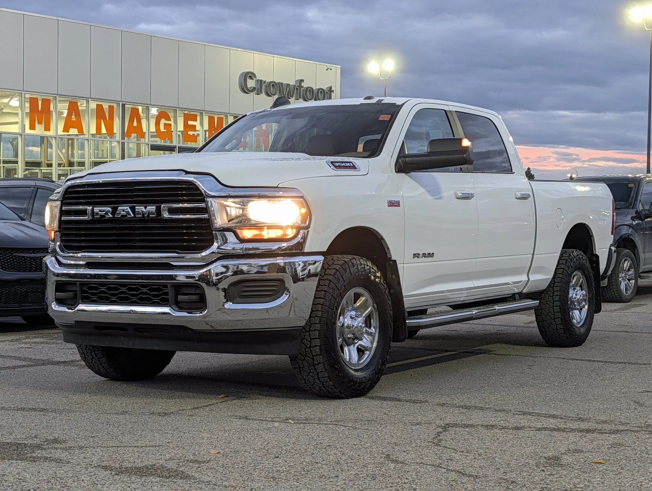 Used 2019 White RAM Big Horn - 6.4L HEMI - Apple CarPlay - Heated - Big Horn 4x4 Crew Cab 64 Box image 4