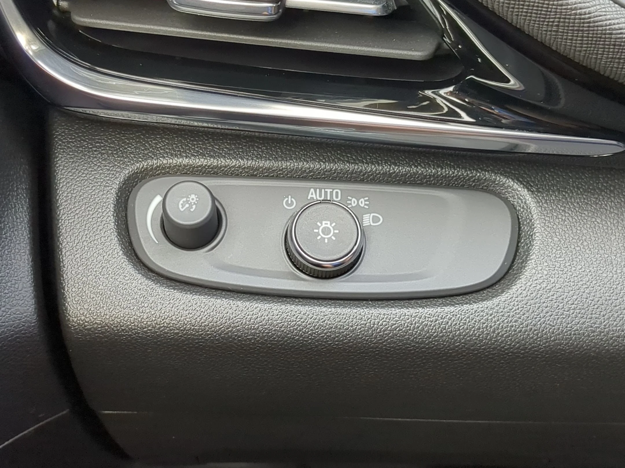Used 2024 Moonstone Gray Metallic Buick Avenir image 18