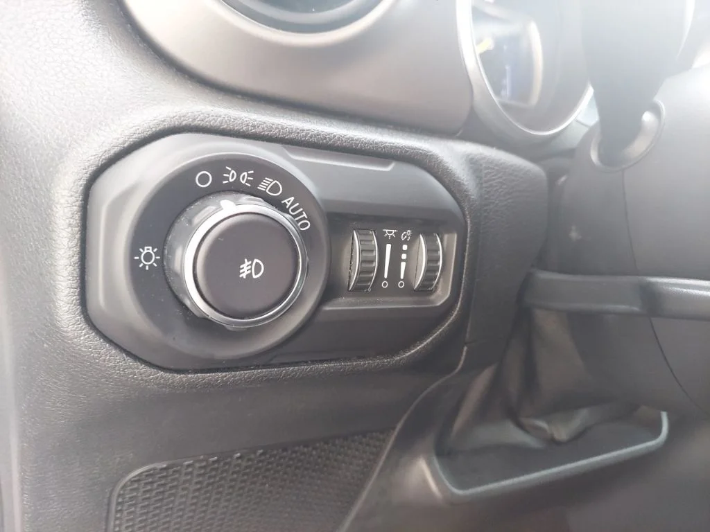 Used 2018 Silver Jeep Unlimited Sport S image 18