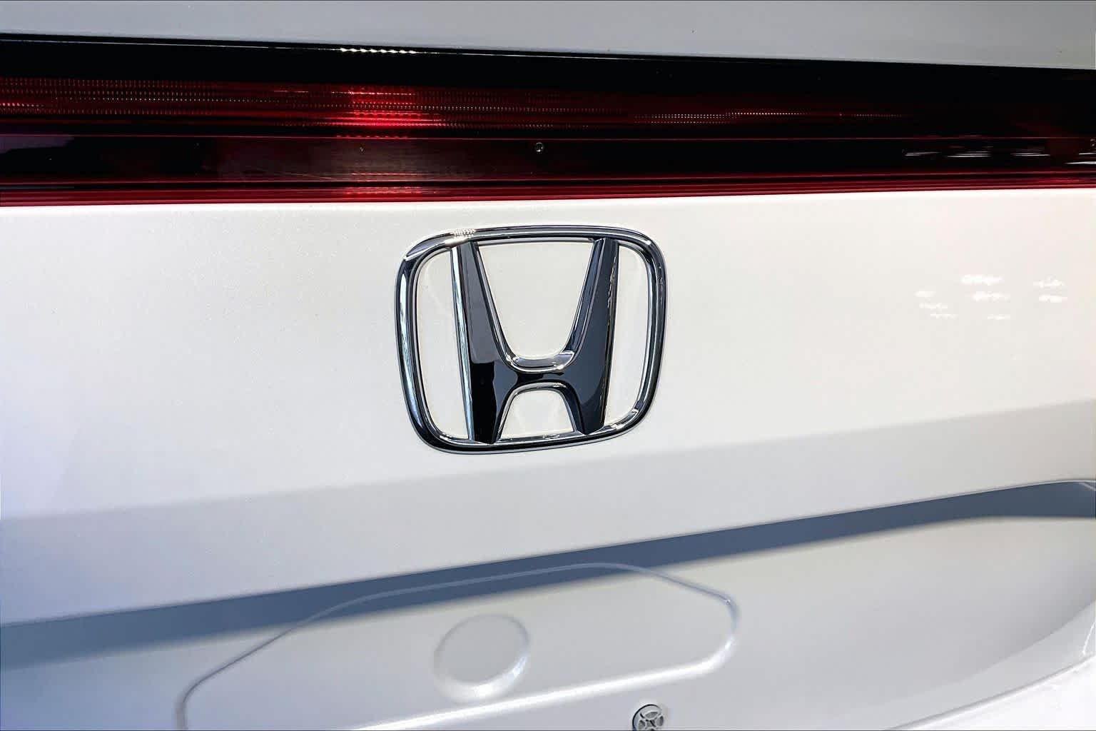 Used 2023 Platinum White Pearl Honda Sport Touring image 33
