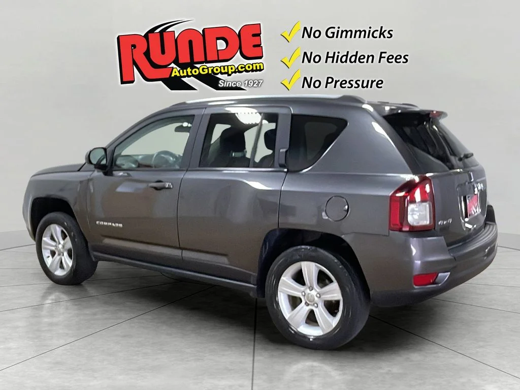 Used 2017 Granite Crystal Clearcoat Metallic Jeep Latitude image 4