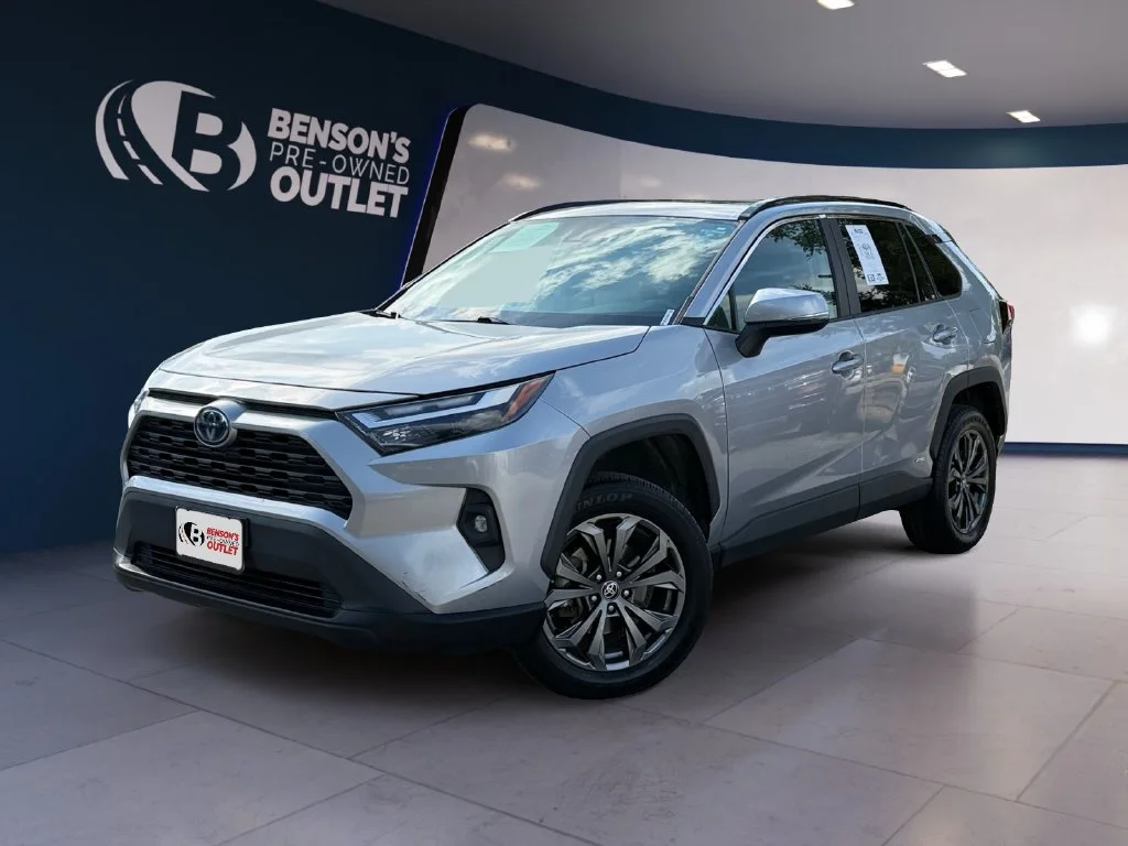 Used 2022 Silver Toyota XLE Premium image 1
