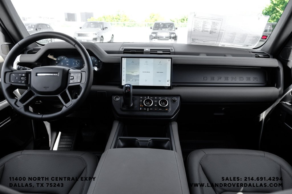 Used 2025 White Land Rover X-Dynamic SE image 17