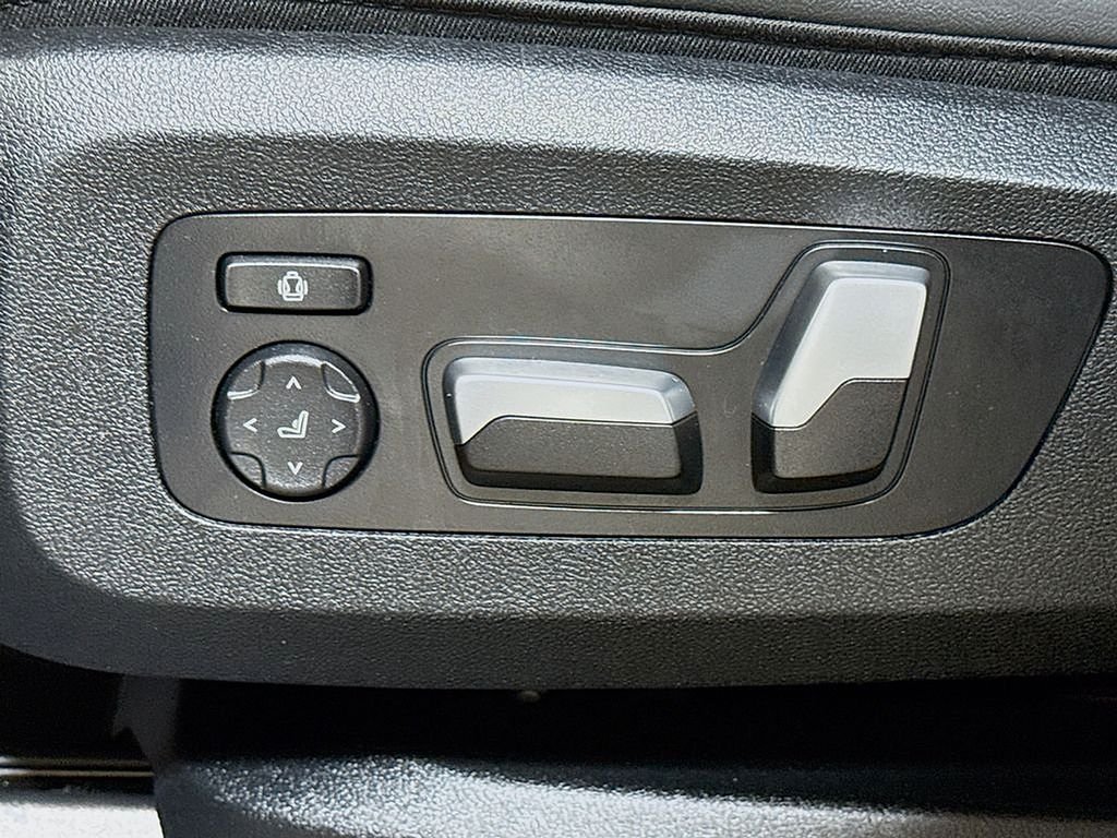 Certified Used 2025 Black Sapphire Metallic BMW xDrive40i image 4