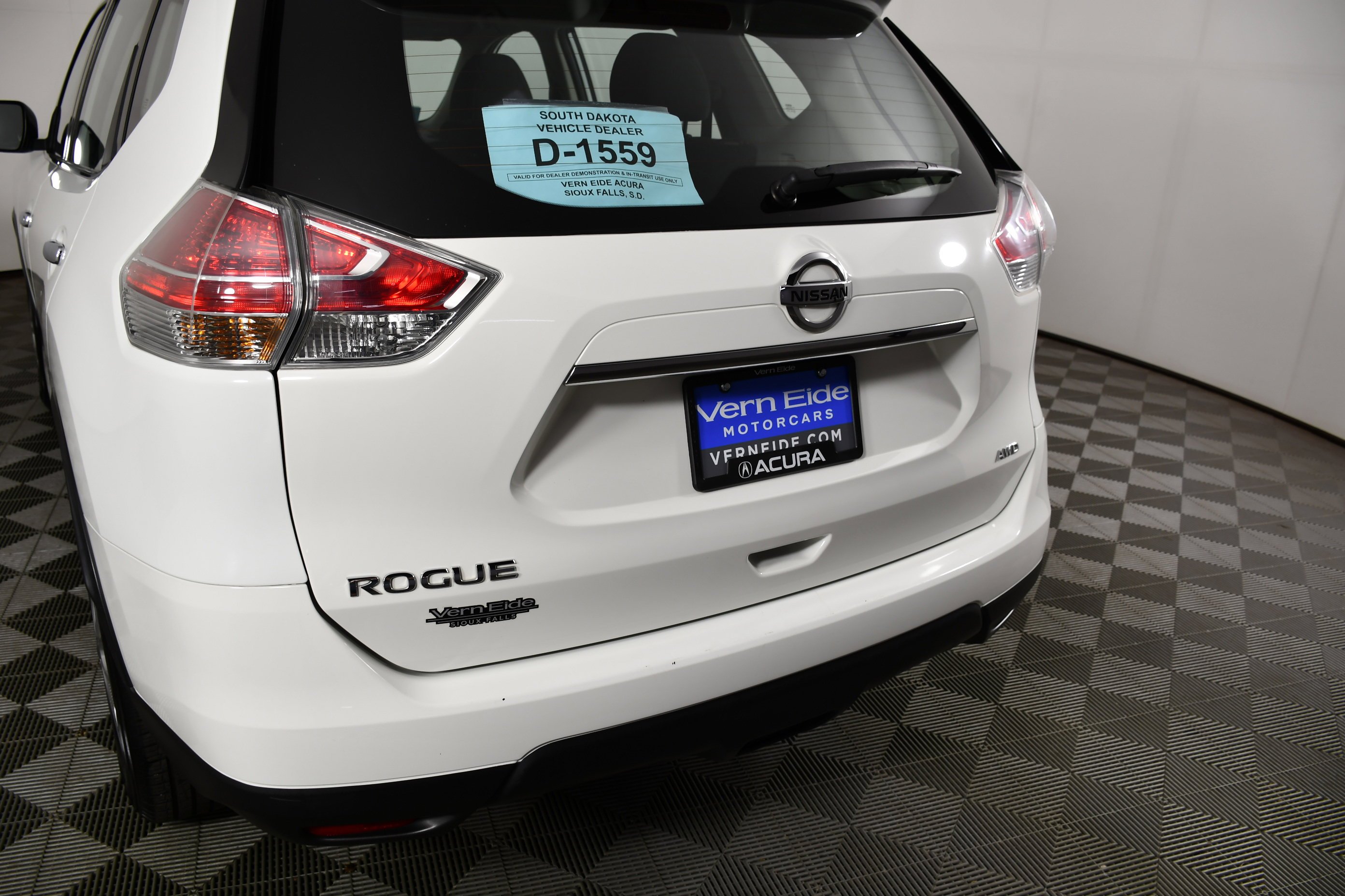 Used 2015 Glacier White Nissan S image 15